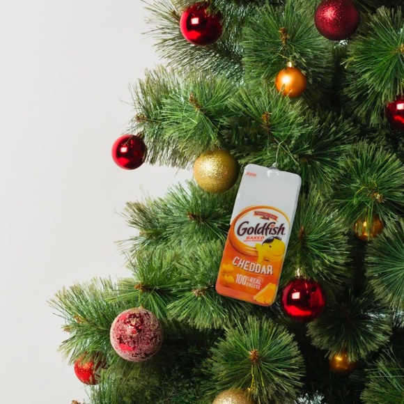 Goldfish Cheddar Baked Crackers Ornament NWT! - Picture 6 of 8